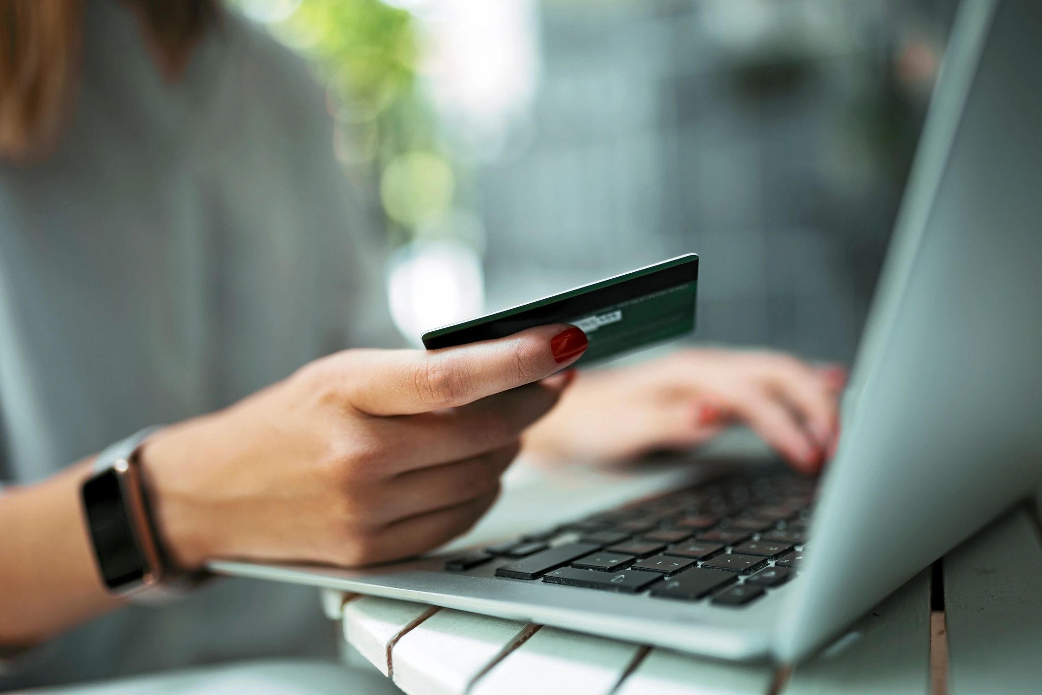 Customer purchasing currency online using a laptop and credit card